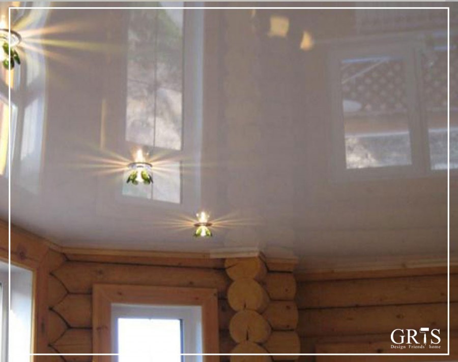 Натяжной потолок в деревянном доме