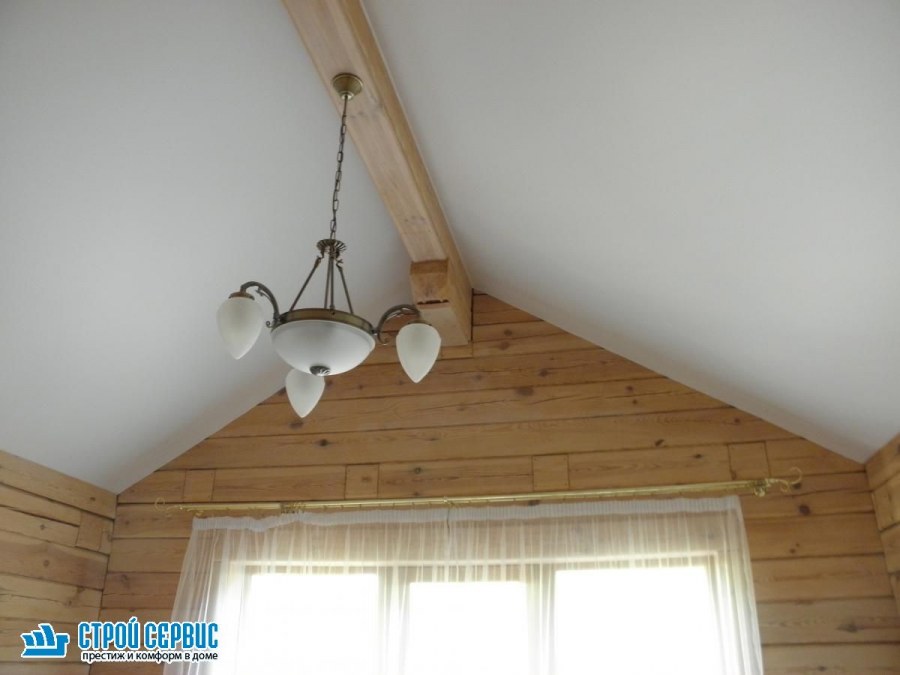 Натяжной потолок в деревянном доме