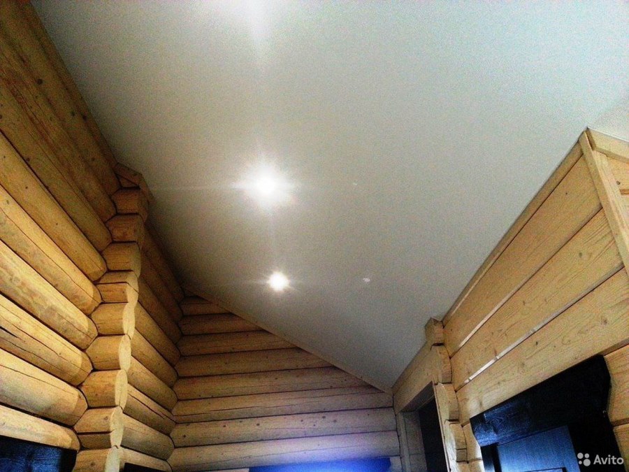 Нежные потолки в деревянном доме