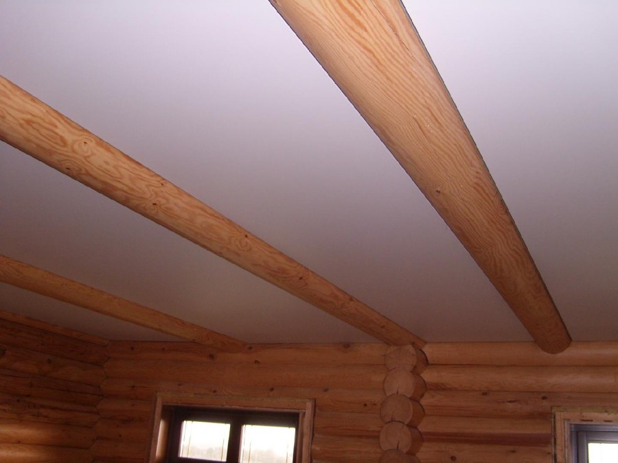 Подвесной потолок в доме из бруса