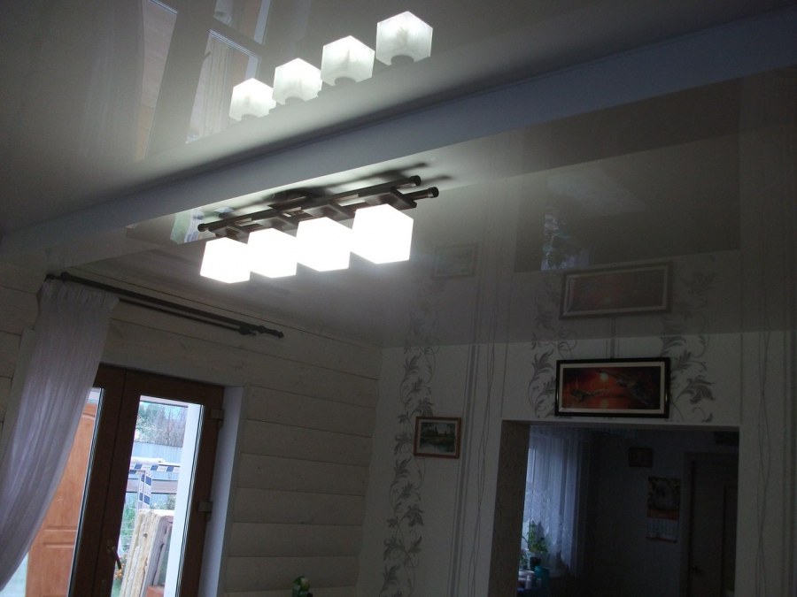 Натяжной потолок с балкой