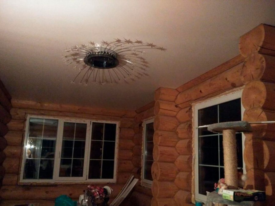 Натяжной потолок в бревенчатом доме