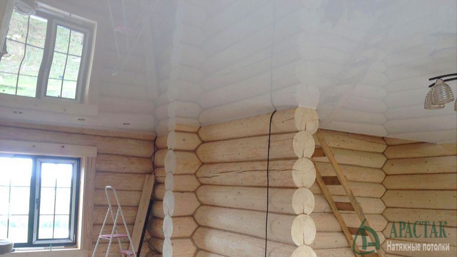 Натяжные потолки в доме из сруба