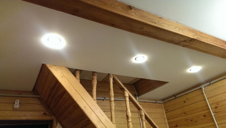 Натяжной потолок в деревянном доме