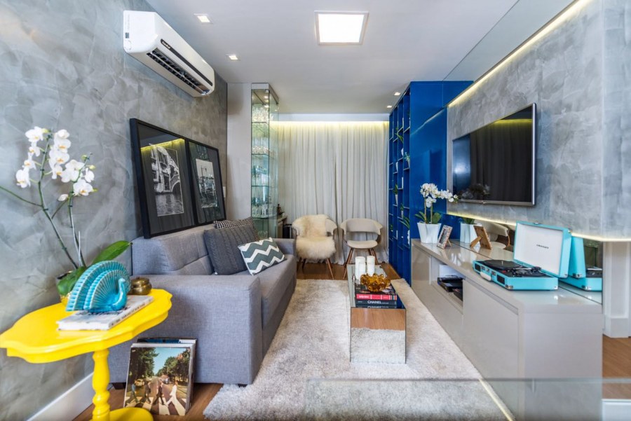 Гостиная в теплых тонах с яркими акцентами