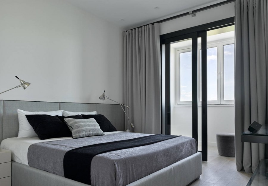 Спальня с тремя окнами