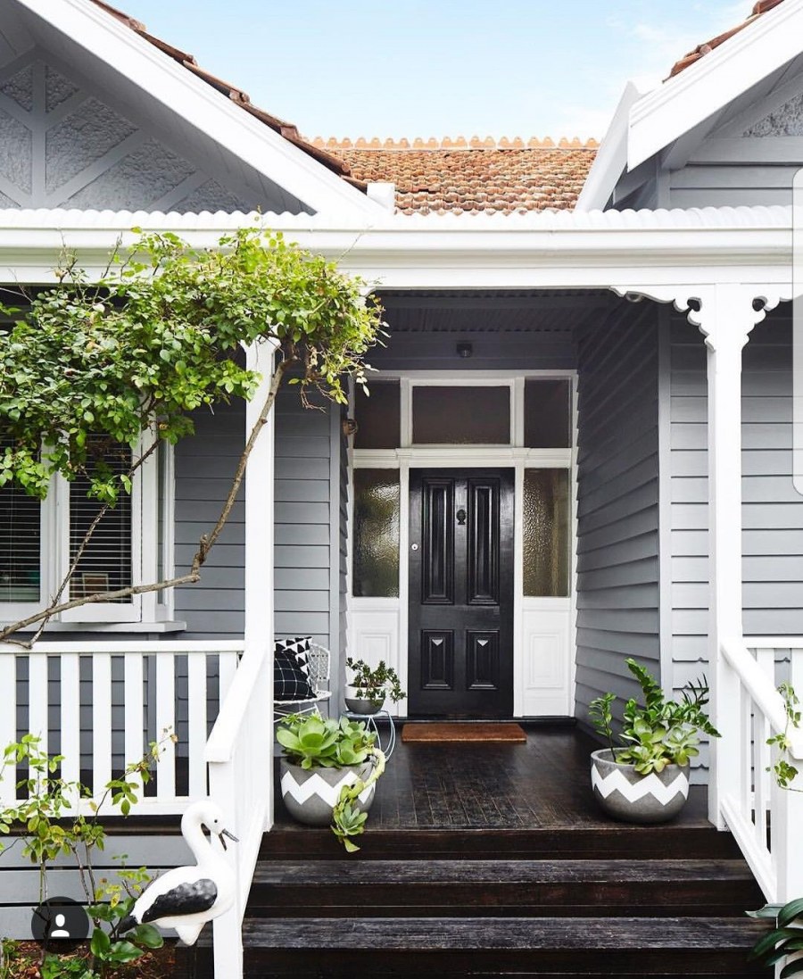 Серый домик с белой террасой