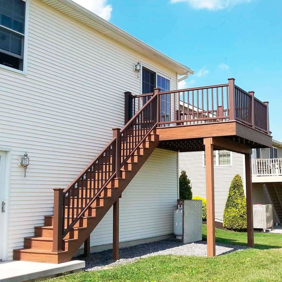 Белая входная дверь в дом