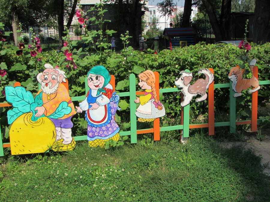 Клумба лебедь