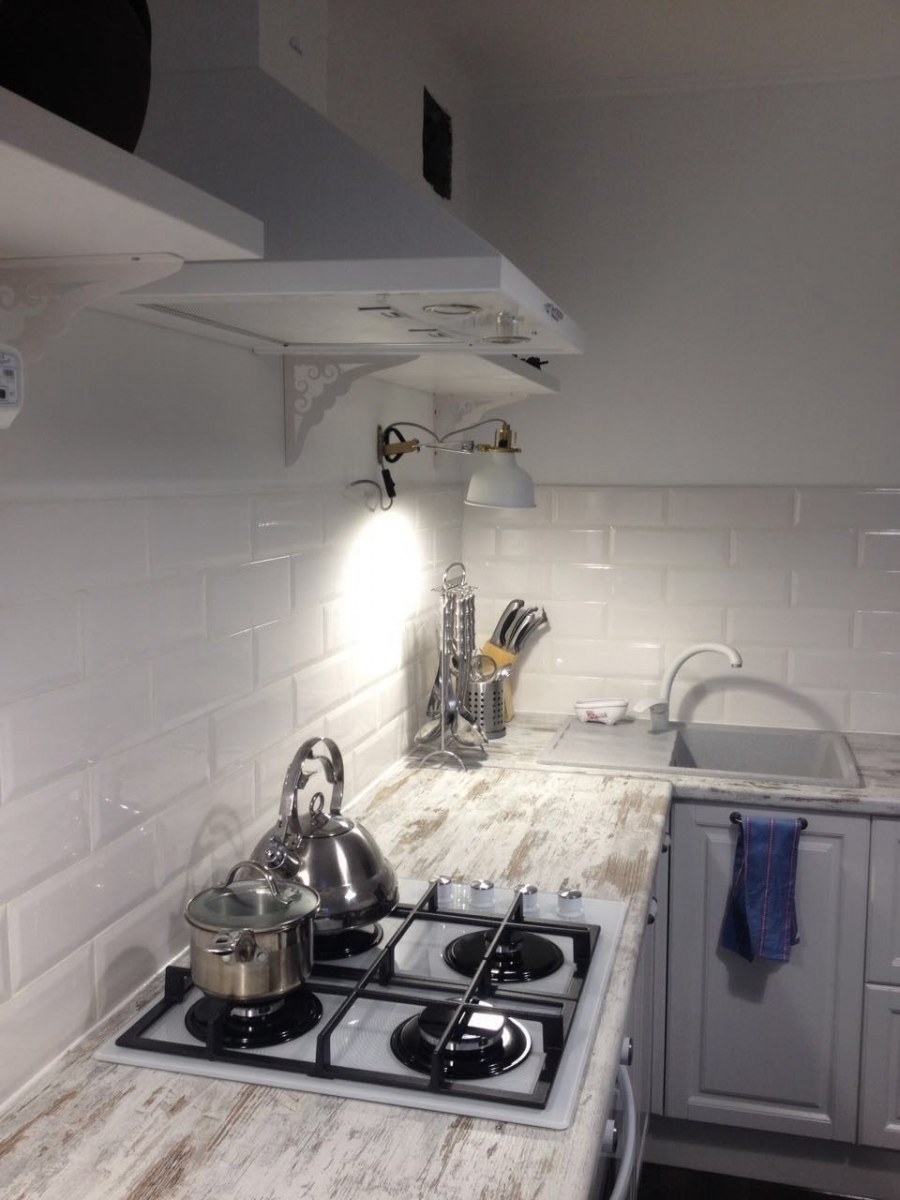 Косая вытяжка на кухне в интерьере