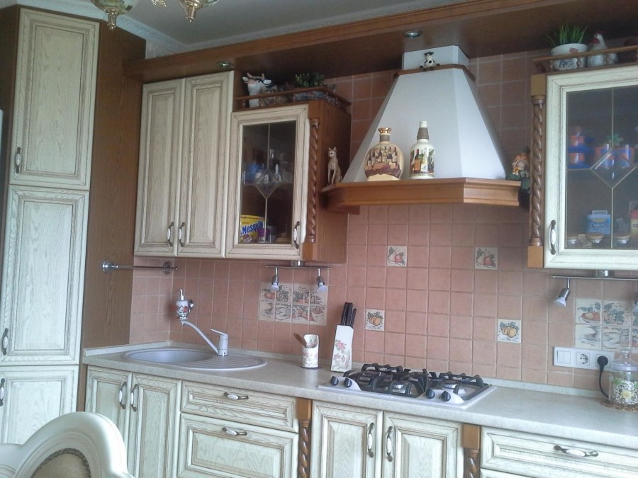 Кухонный гарнитур с вытяжкой каминного типа