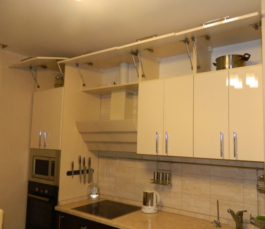 Труба вытяжки над шкафчиком на кухне