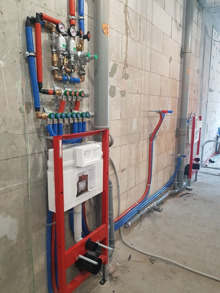 Подводка труб в ванной