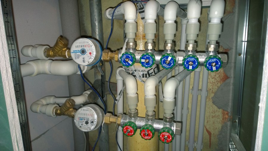 Коллектор для водоснабжения в ванной