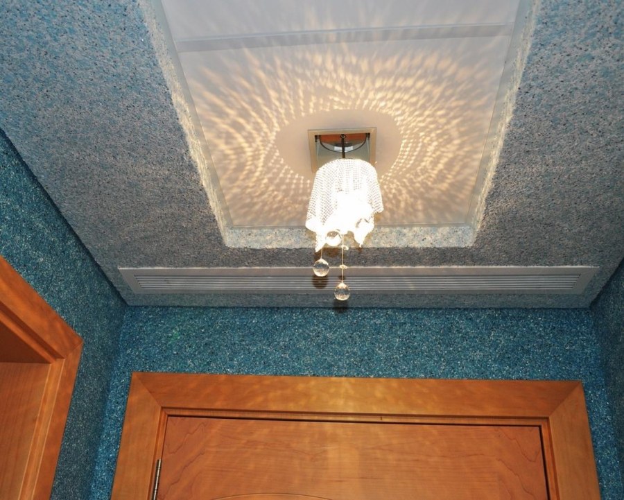 Отделка потолка жидкими обоями