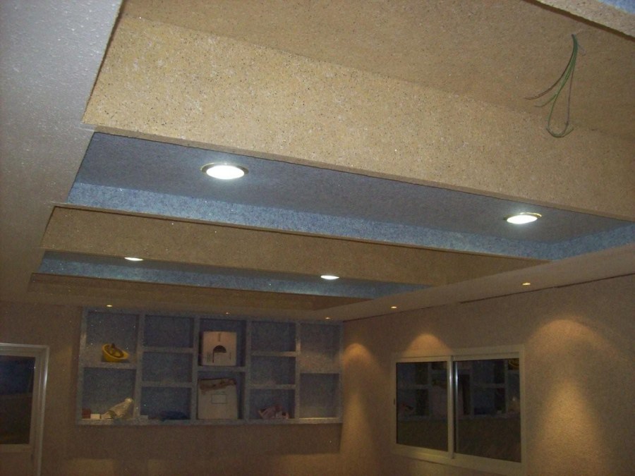 Отделка потолка жидкими обоями