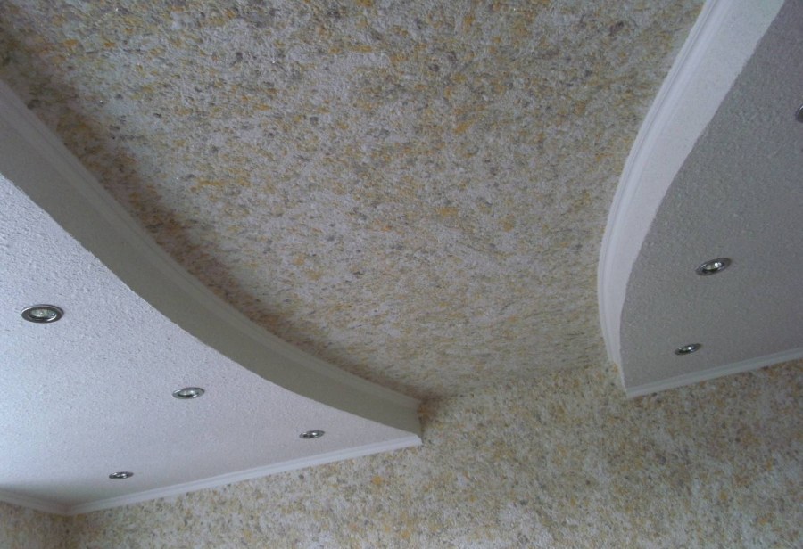 Отделка потолка жидкими обоями