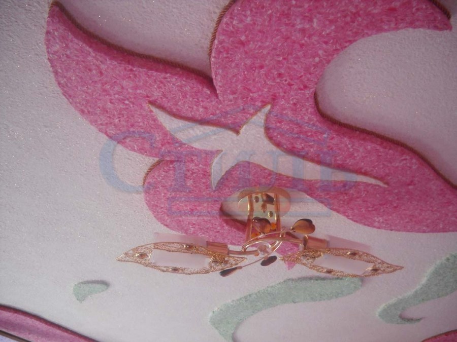 Белые жидкие обои на потолок