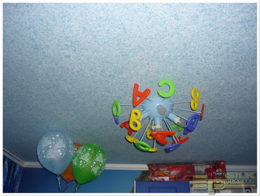 Рисунок на потолке жидкими обоями