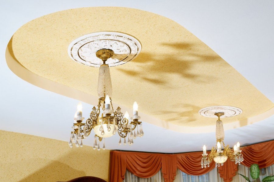 Отделка потолка жидкими обоями