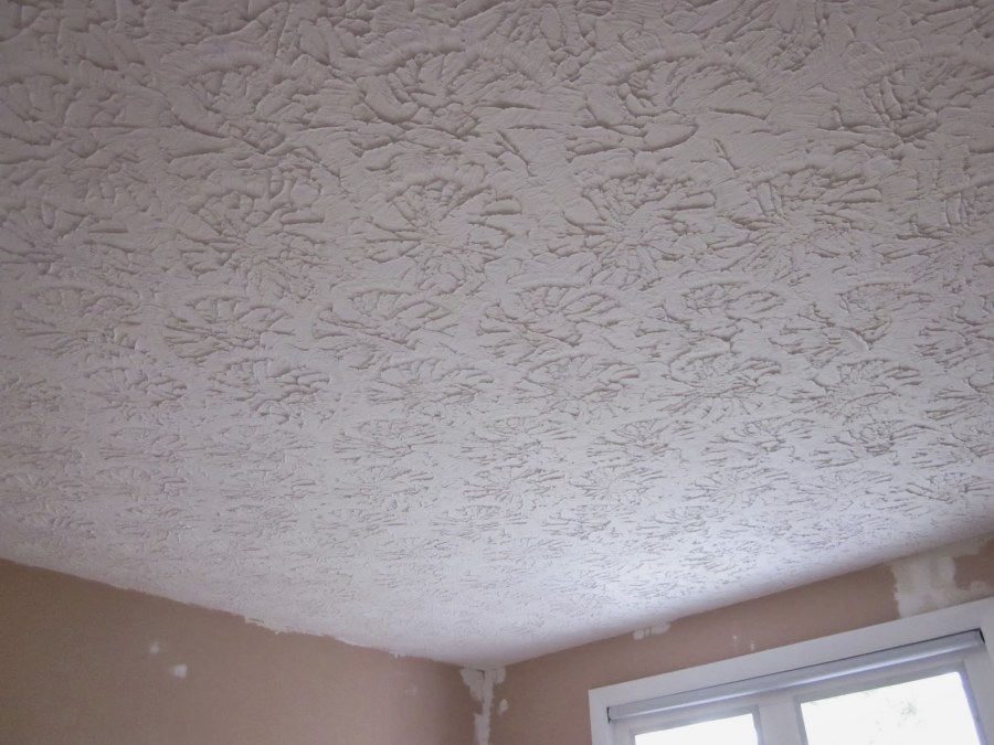 Нанесение жидких обоев на потолок