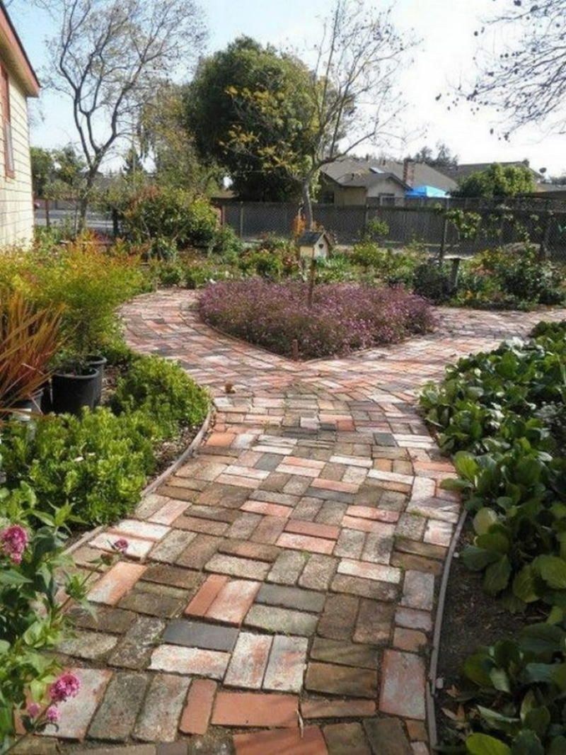 Дорожки в саду из кирпича
