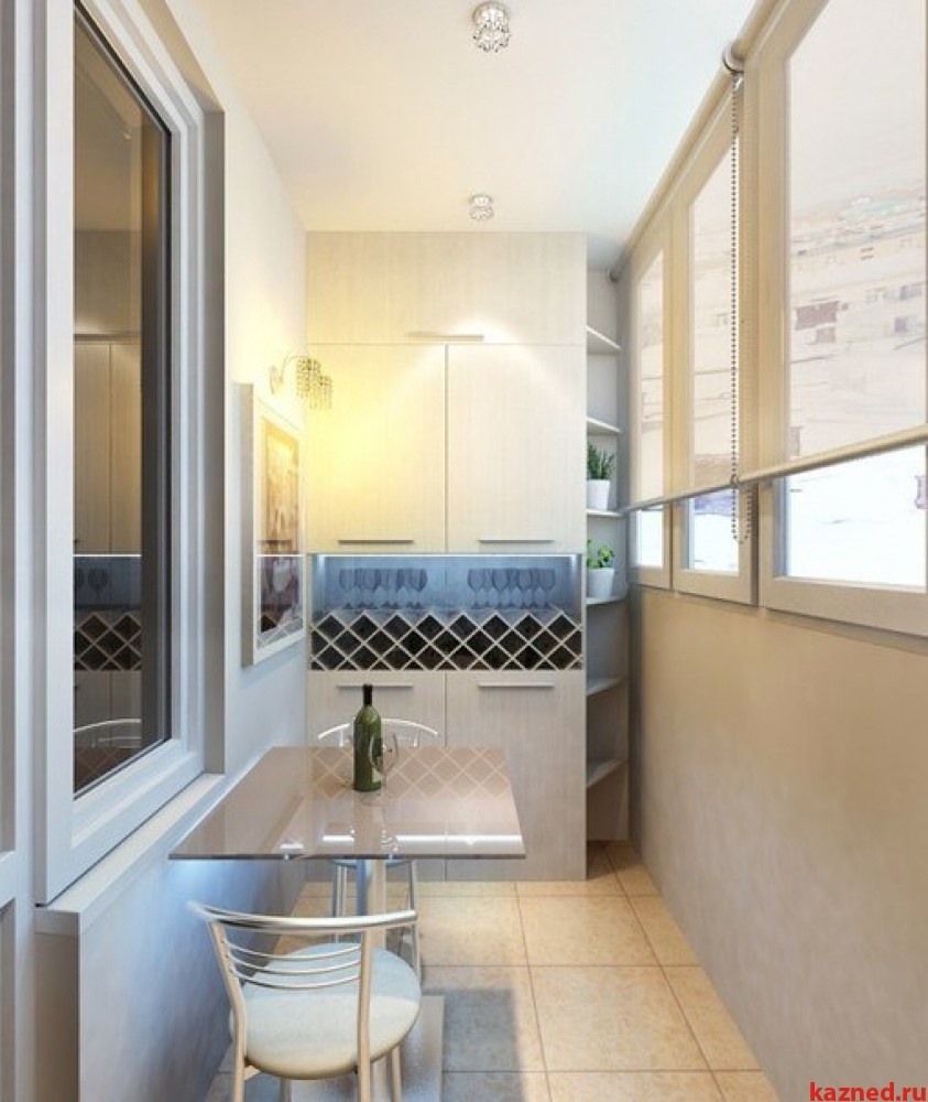 Интерьер узкой кухни с балконом