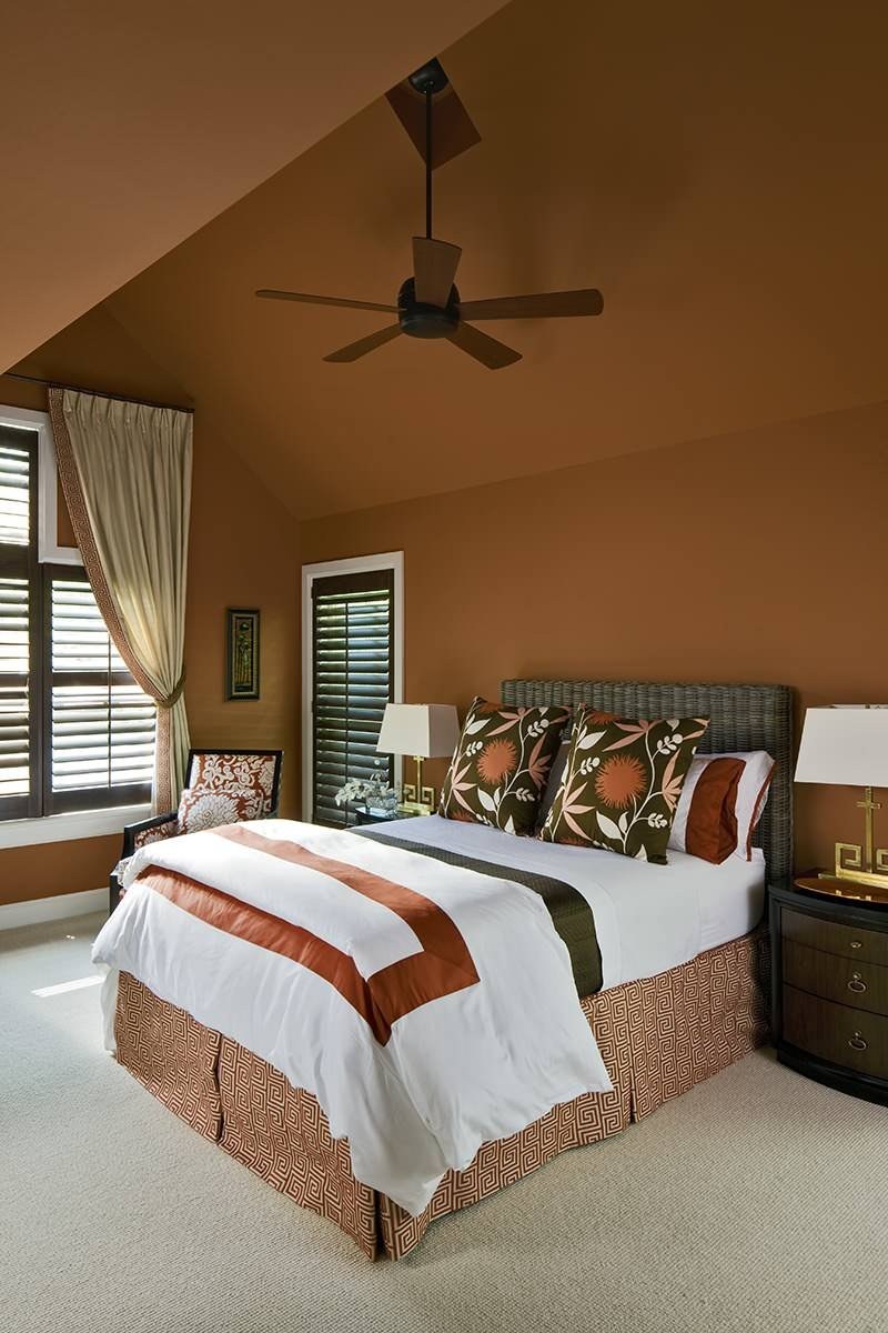 Спальня в теплых тонах