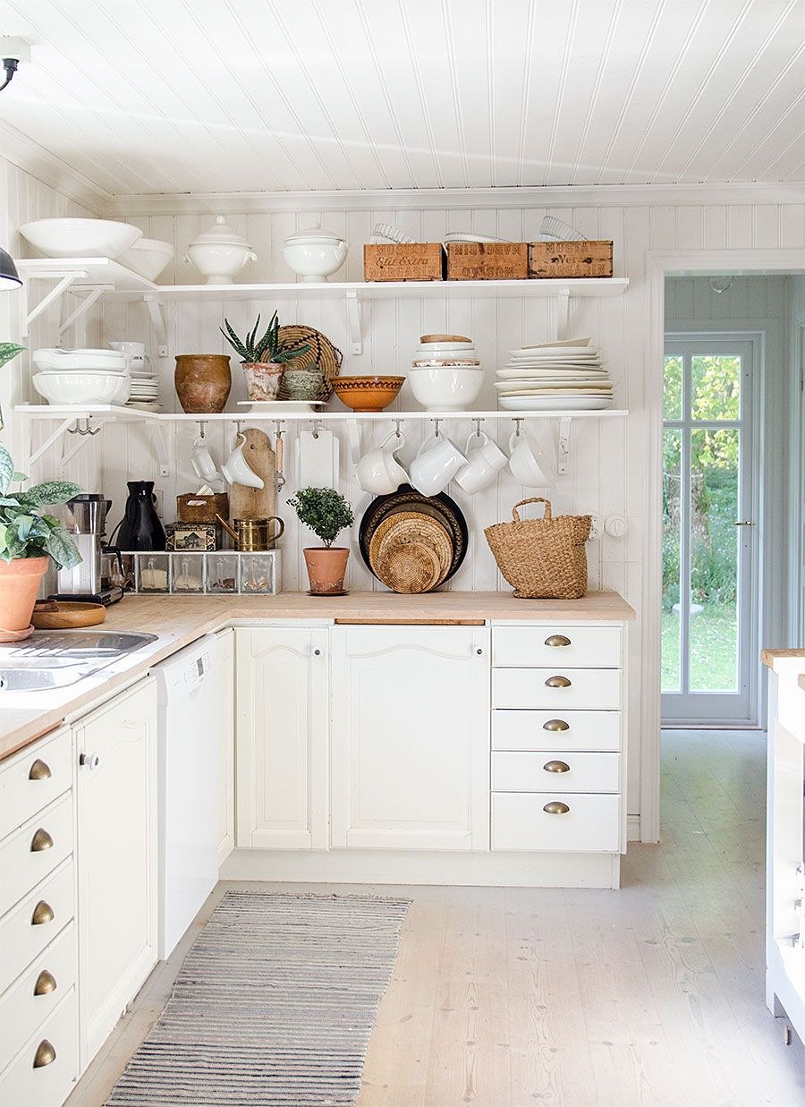 Дачная кухня с открытыми полками