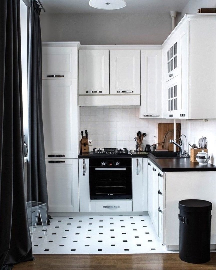 Белая кухня с черной столешницей