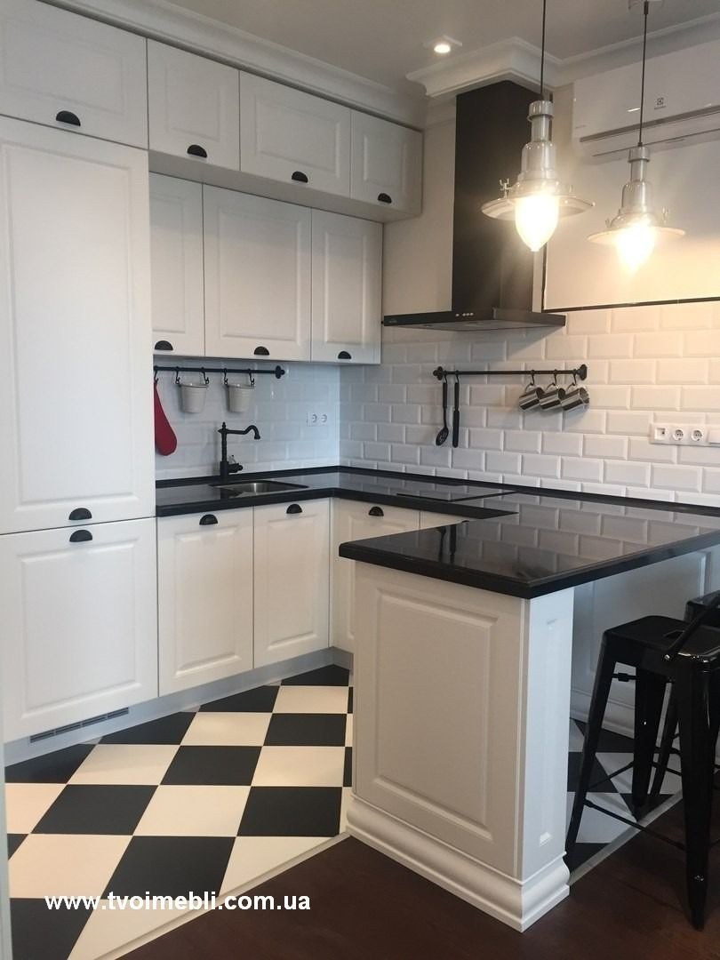 Белая кухня с темной столешницей
