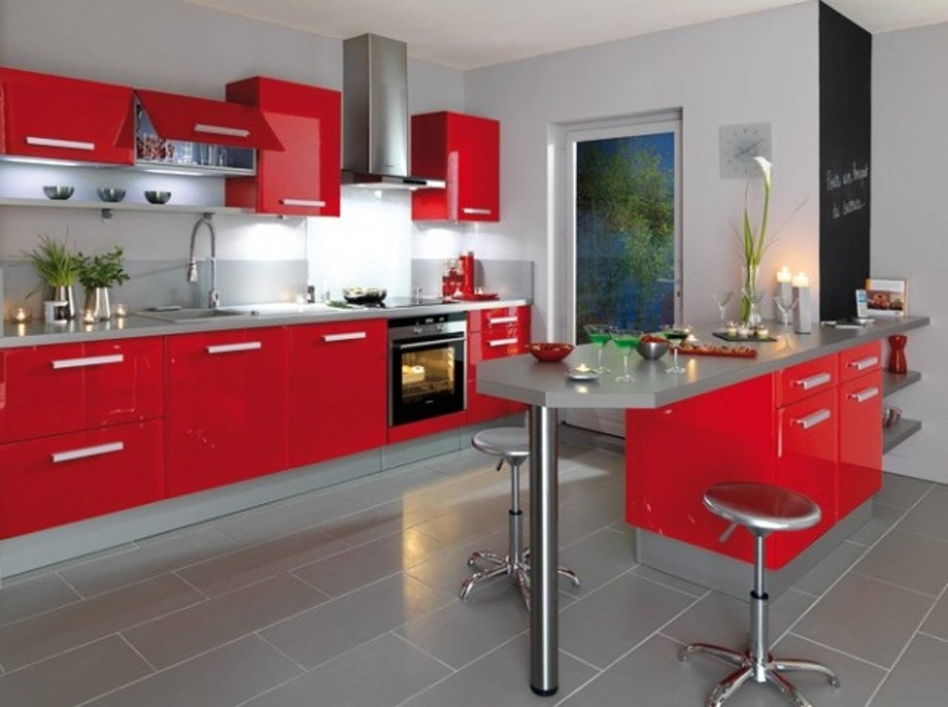 Cuisine. Красный кухонный гарнитур в интерьере. Красно серая кухня. Кухня в серо красных тонах. Современные кухни в Красном цвете.