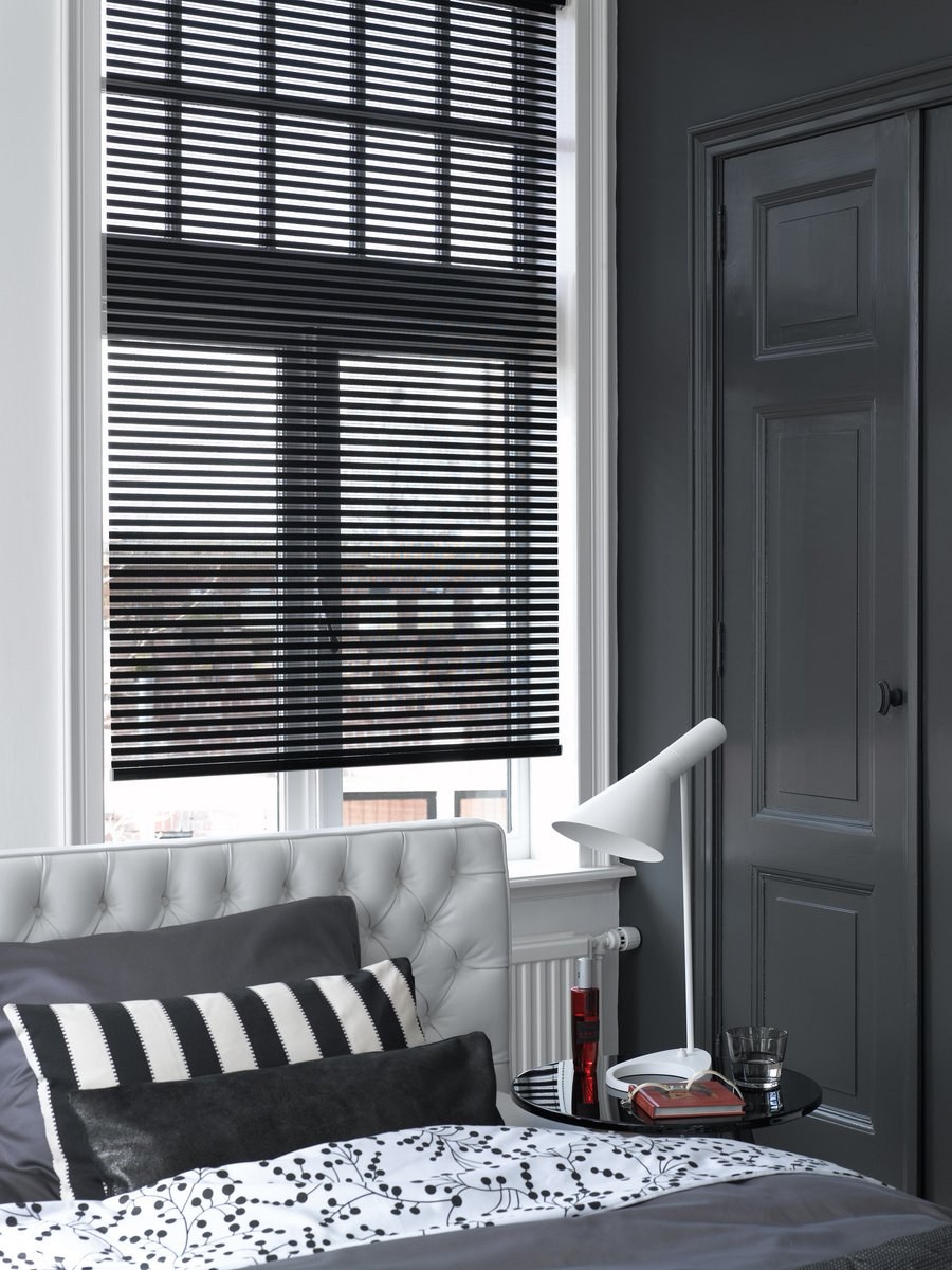 Серые жалюзи в интерьере