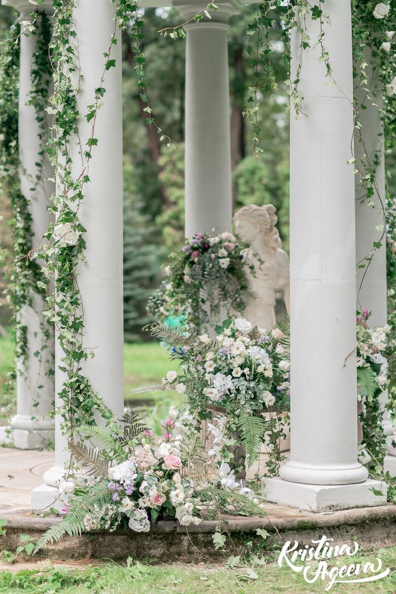 Колонна с цветами