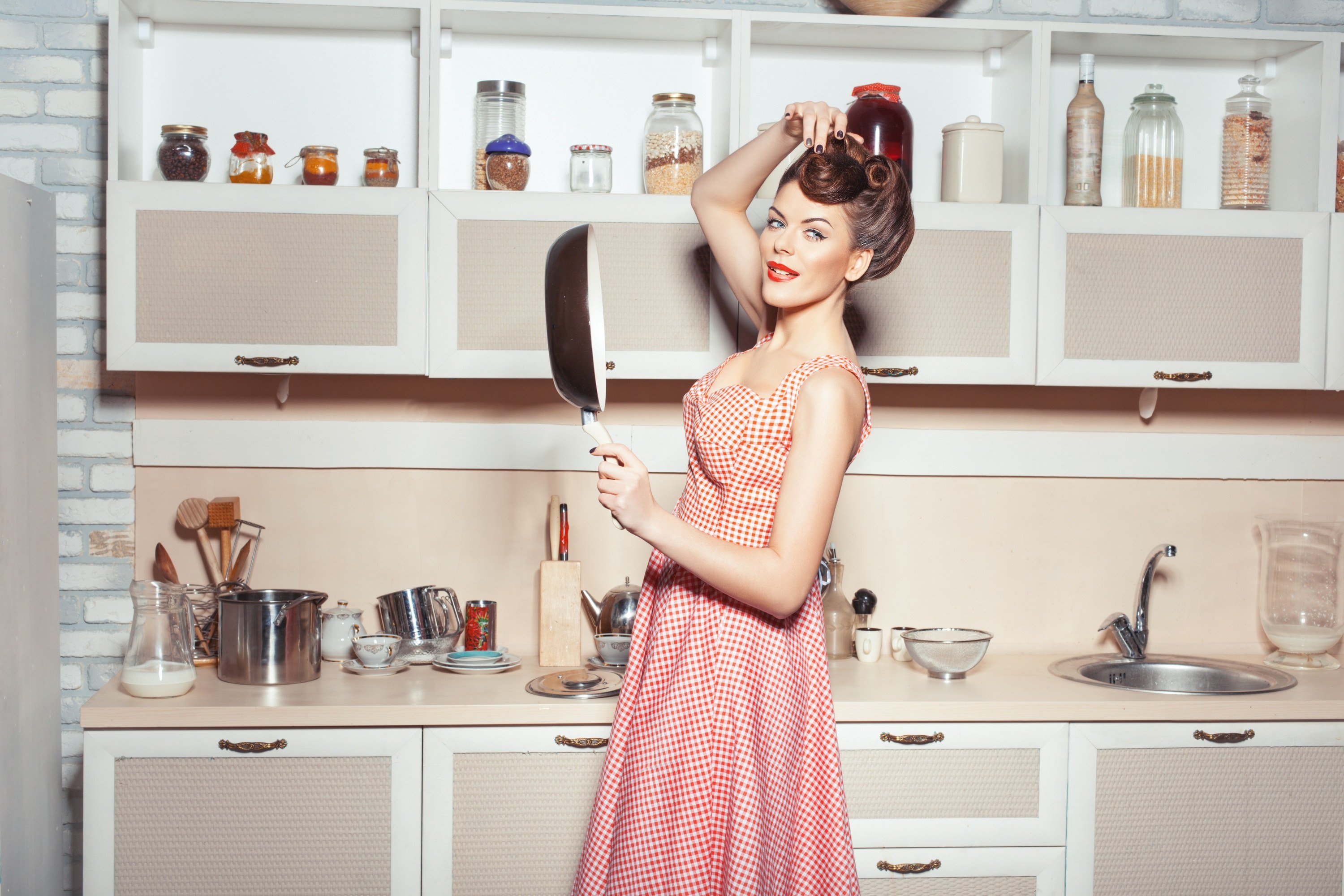 Включи то на кухне. Фотосессия на кухне. Красивая девушка на кухне. Образ домохозяйки. Красивая фотосессия на кухне.