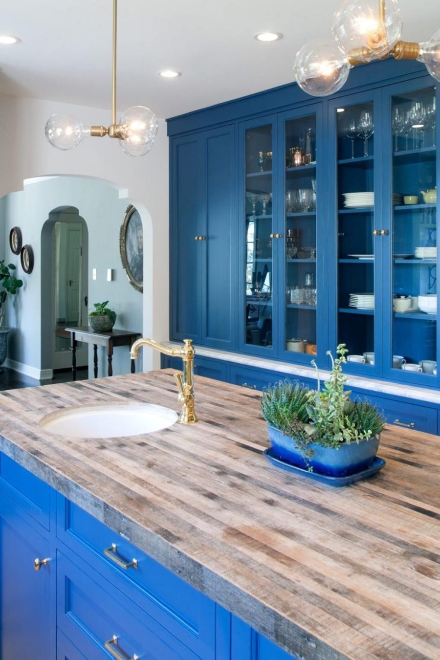 Интерьер спальни белый бетон