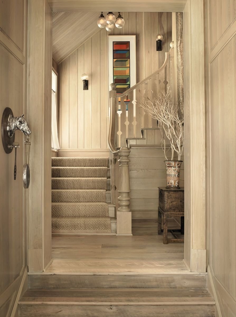 Прихожая с лестницей