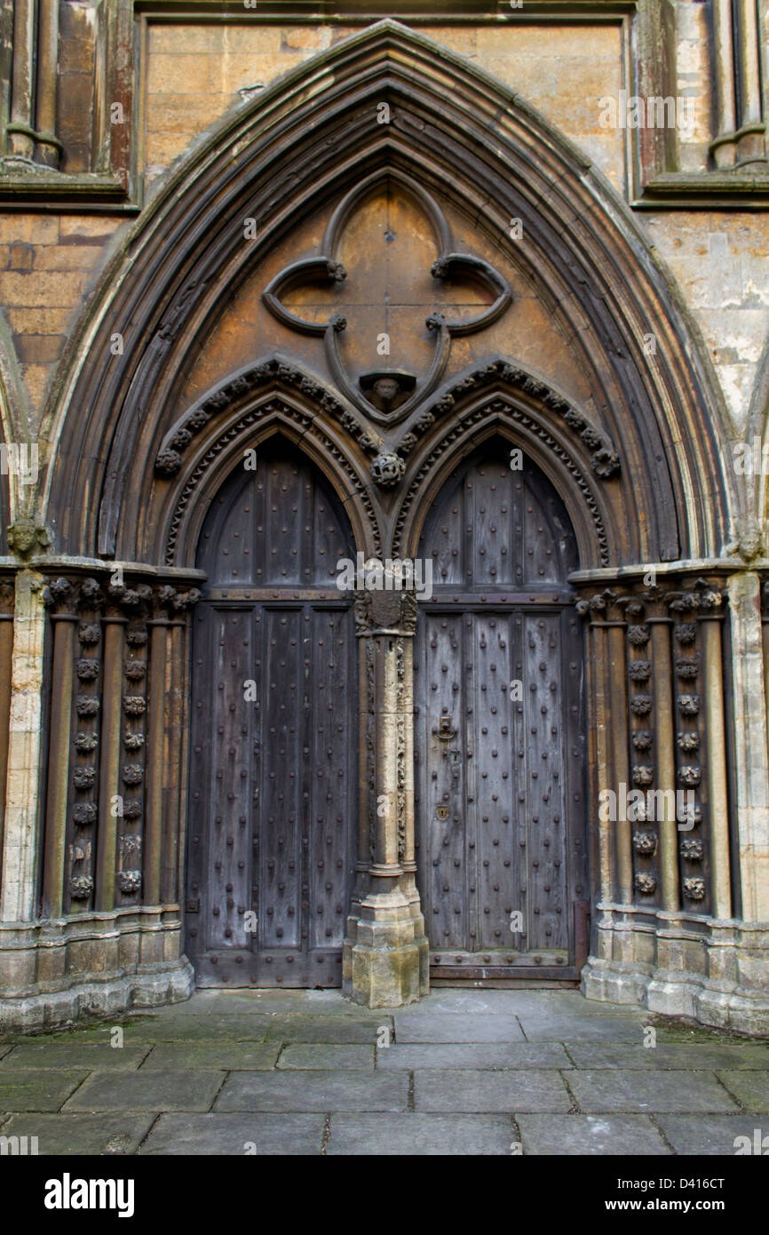 Готический собор дверь