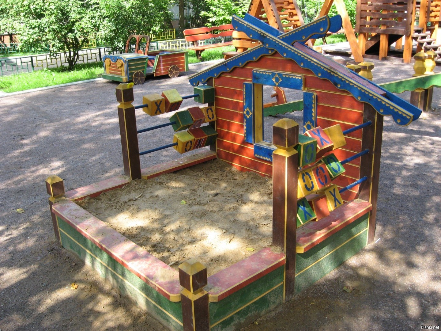 Сделать площадку в саду. Домик для детского сада на площадку. Постройки на участке детского сада. Деревянные постройки для детского сада. Деревянные постройки для детской площадки.