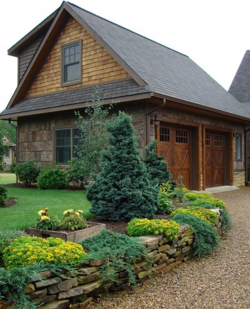 Клумба вдоль дорожки