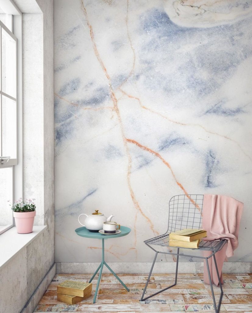 Мрамор на стене в интерьере