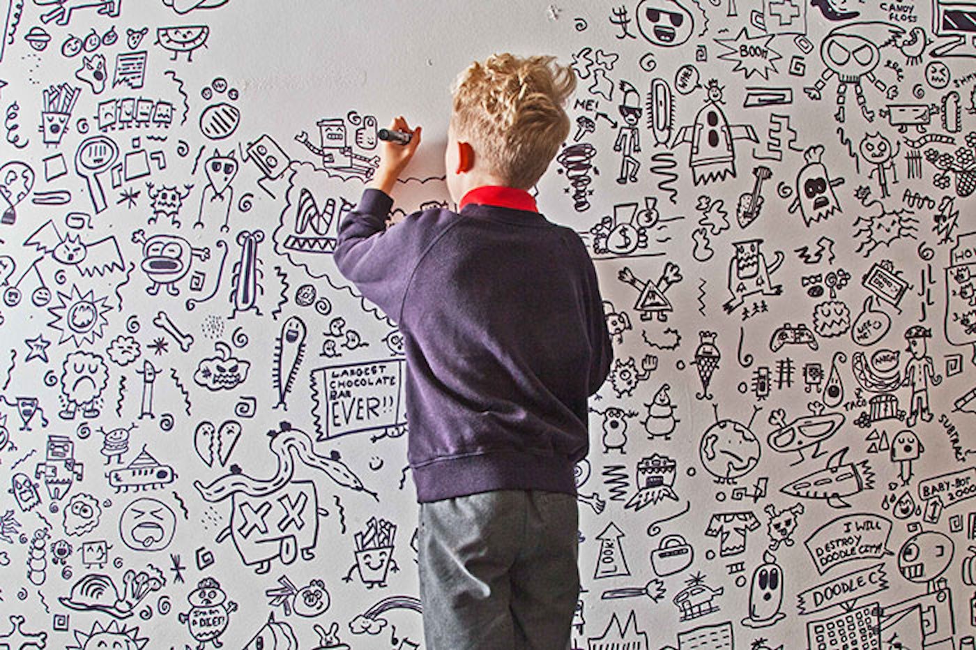 Мальчик разрисовал. Джо Уэйла. Мальчик рисует на стене. Рисунки на стену подростку. Мальчик разрисовал стену.