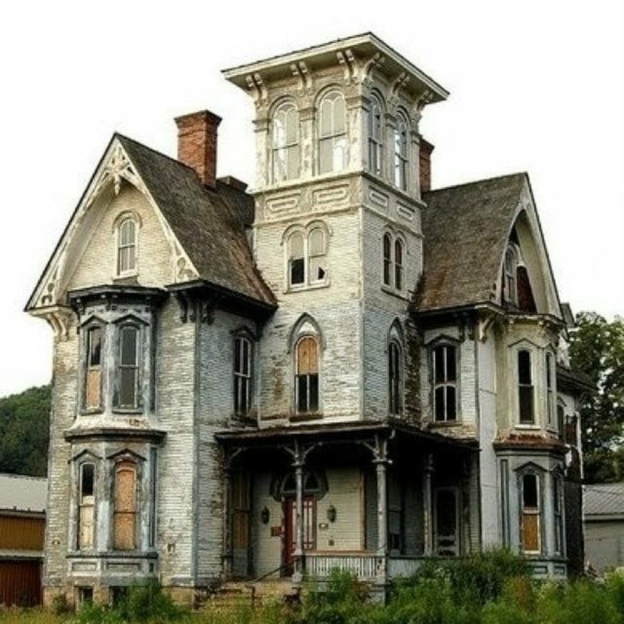 Каменные особняки в замковом стиле средневековья