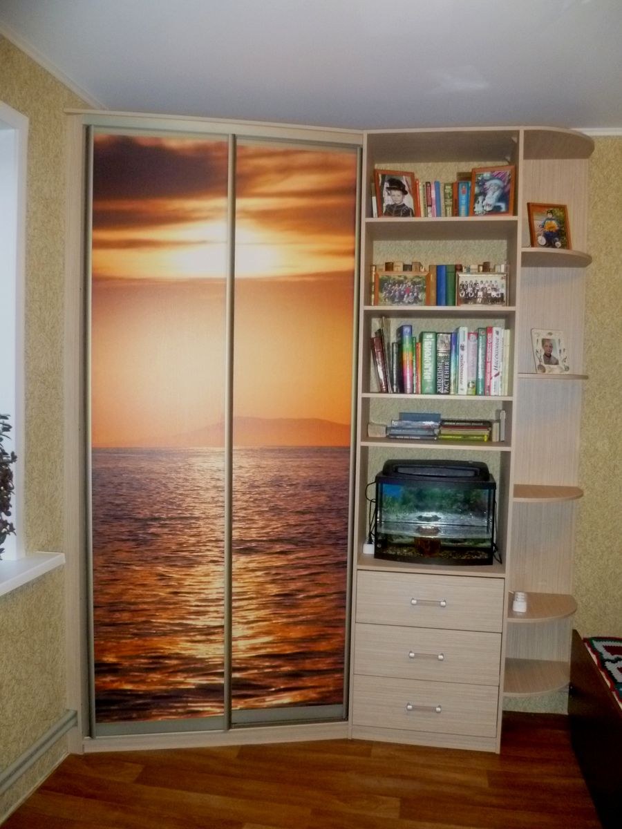 Шкаф купе с угловыми полками