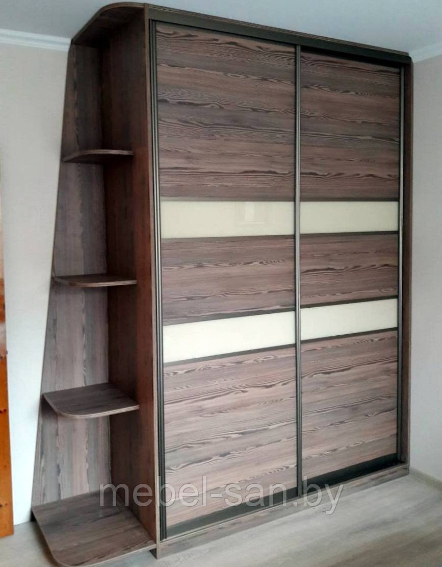 Шкафы купе с встроенными полками сбоку