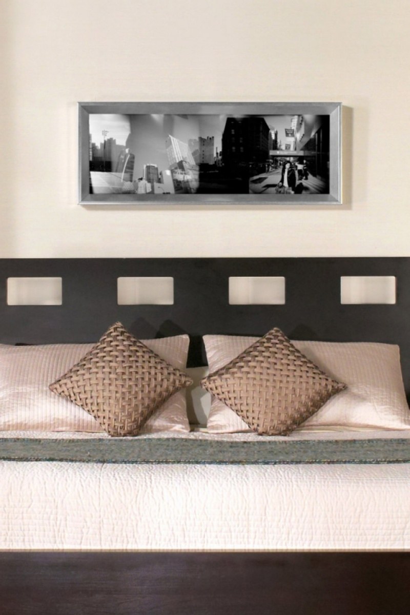 Фоторамки над кроватью в спальне