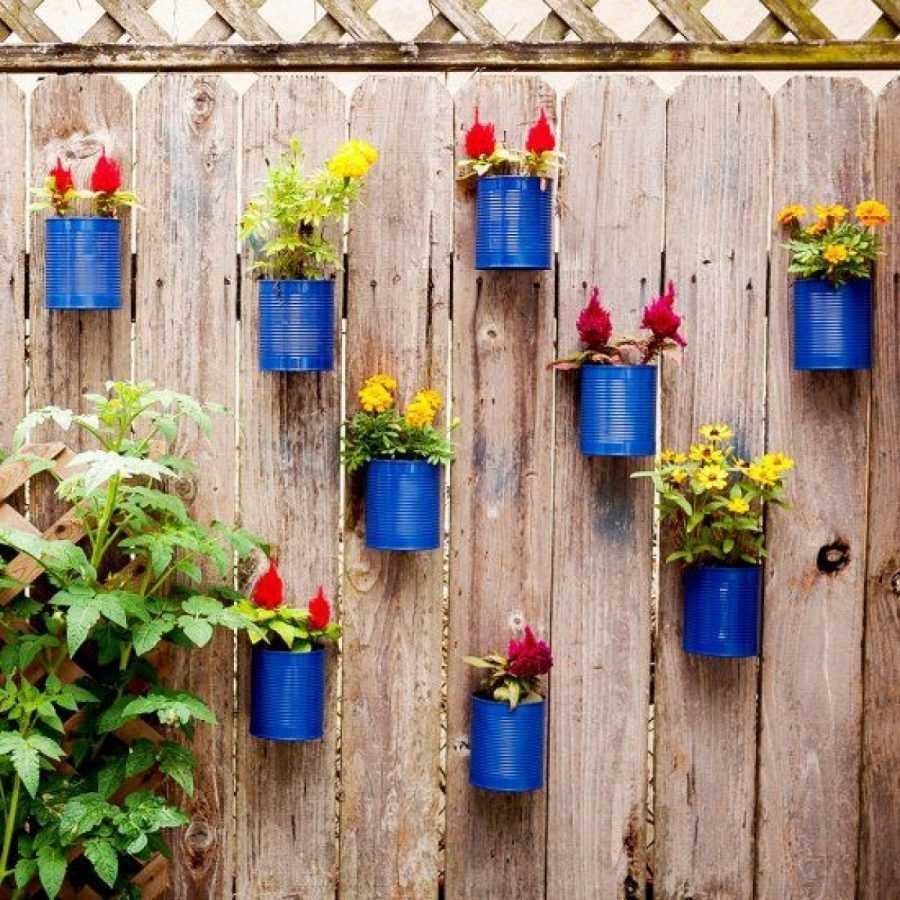 Украшение забора цветами
