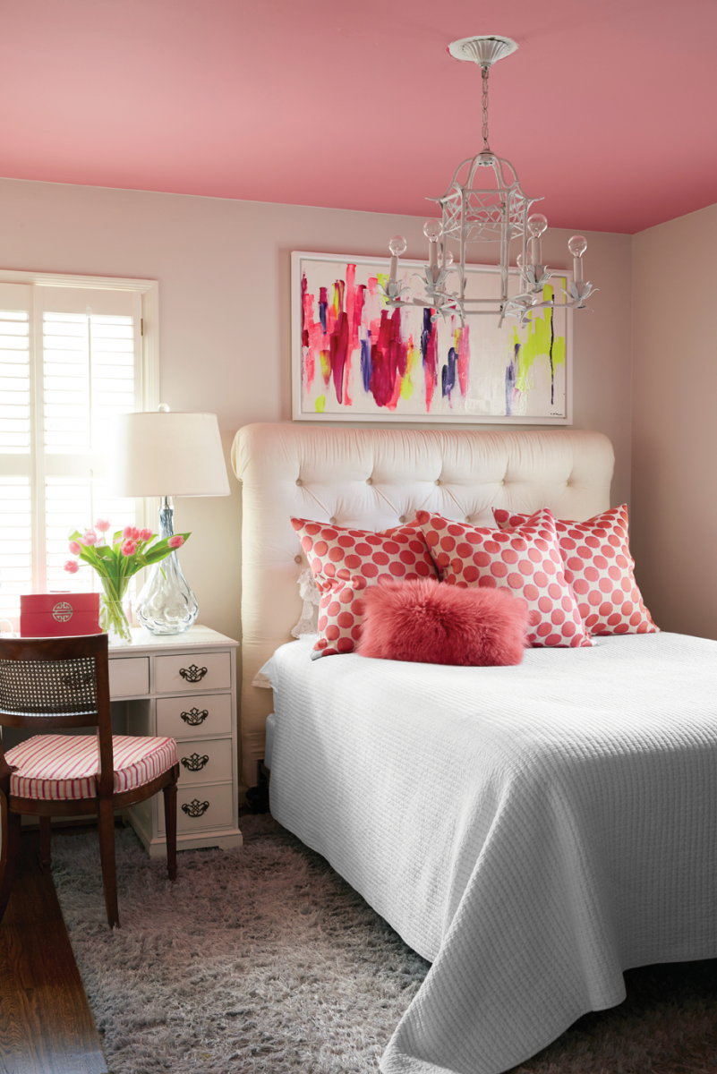 С каким цветом сочетается розовый в интерьере. Комната с розовыми стенами. Спальня в розовых тонах. Розовые стены в спальне. Бледно розовые стены в интерьере.
