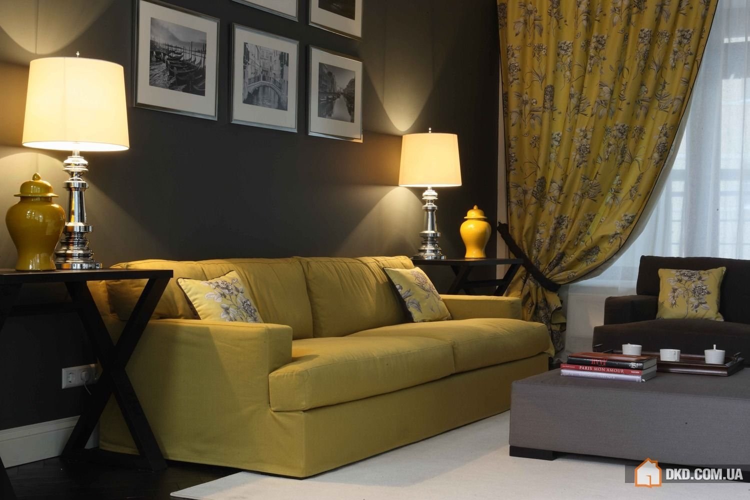 Горчичный коричневый. Желтый диван в интерьере. Желтый в интерьере гостиной. Интерьер в горчичных тонах. Интерьер в желтых тонах.