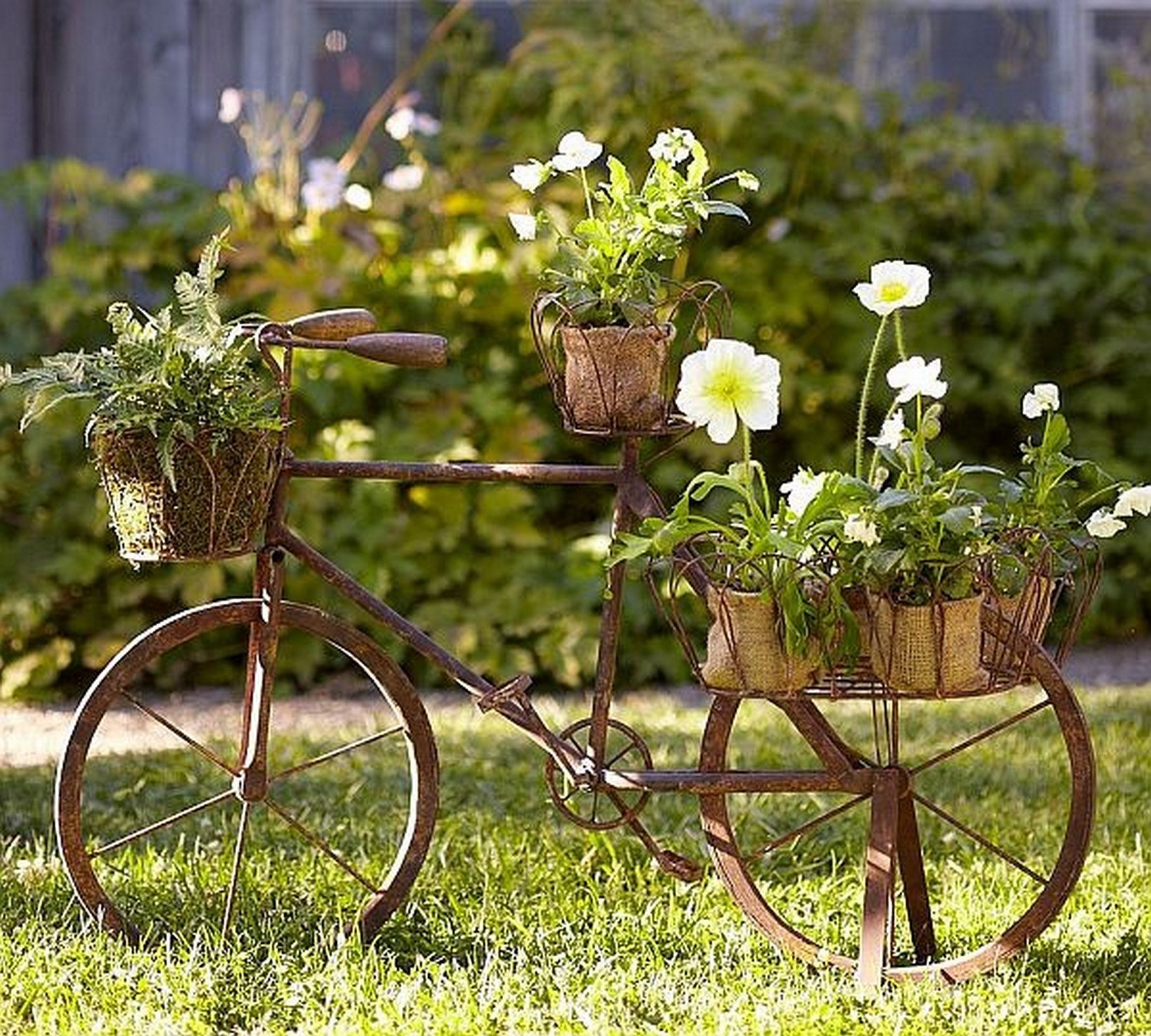 Искусственные огородные садовые. Клумба в деревенском стиле. Садовый декор. Декор дачного участка. Декор для сада из старого велосипеда.